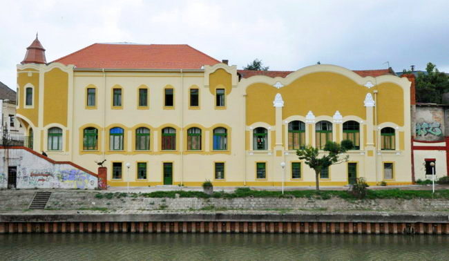 Árulják a nagybecskereki Dunđerski palotát