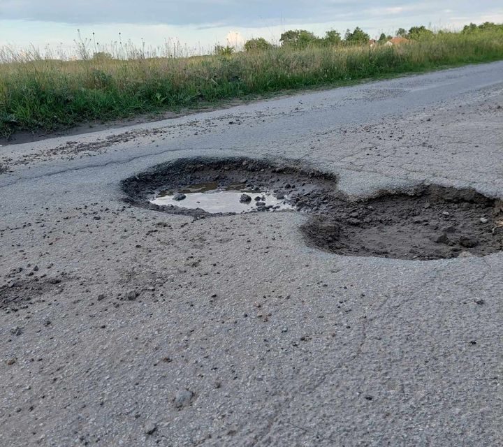 Már az olvasóink is Kátyúvadásznak álltak – Így néz ki a Határőr utca Szabadkán (Galéria)