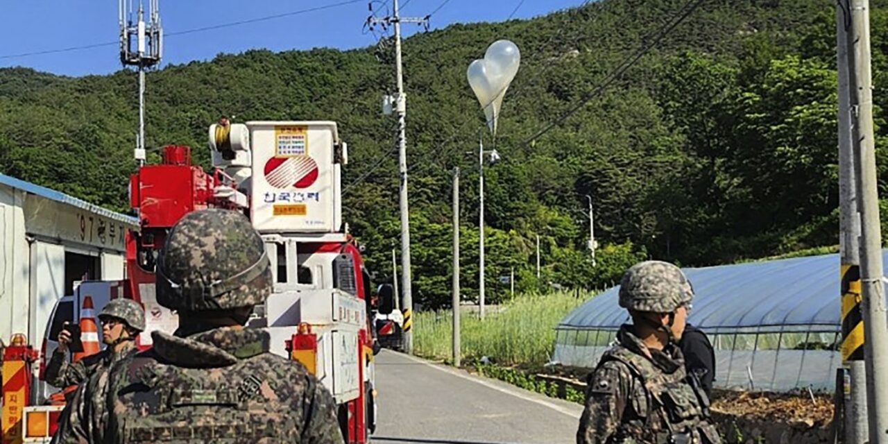 Léggömbökkel küldött át Észak-Korea szemetet és trágyát a határon