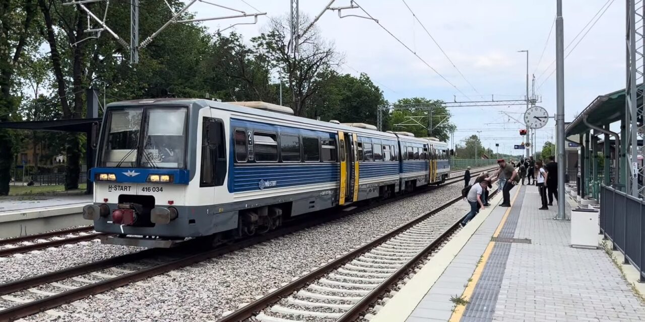 A síneken át bukdácsoltak az utasok Palicson, mert nem a peronnál állt meg a vonat (Videó)