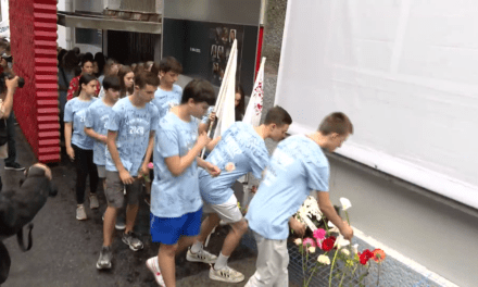 Virágokkal és gyertyákkal emlékeztek a Ribnikar iskola tanulóira, akik ma ballagtak volna