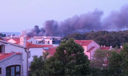 Hatalmas tűz egy horvát kikötőben, legalább huszonkét hajó kiégett