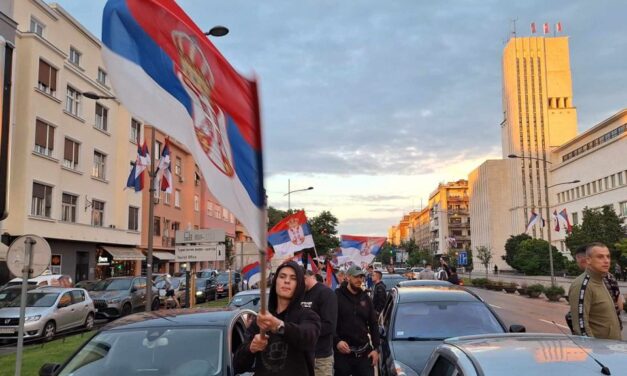 Szerb zászlót lengető autókonvoj jelent meg Újvidéken