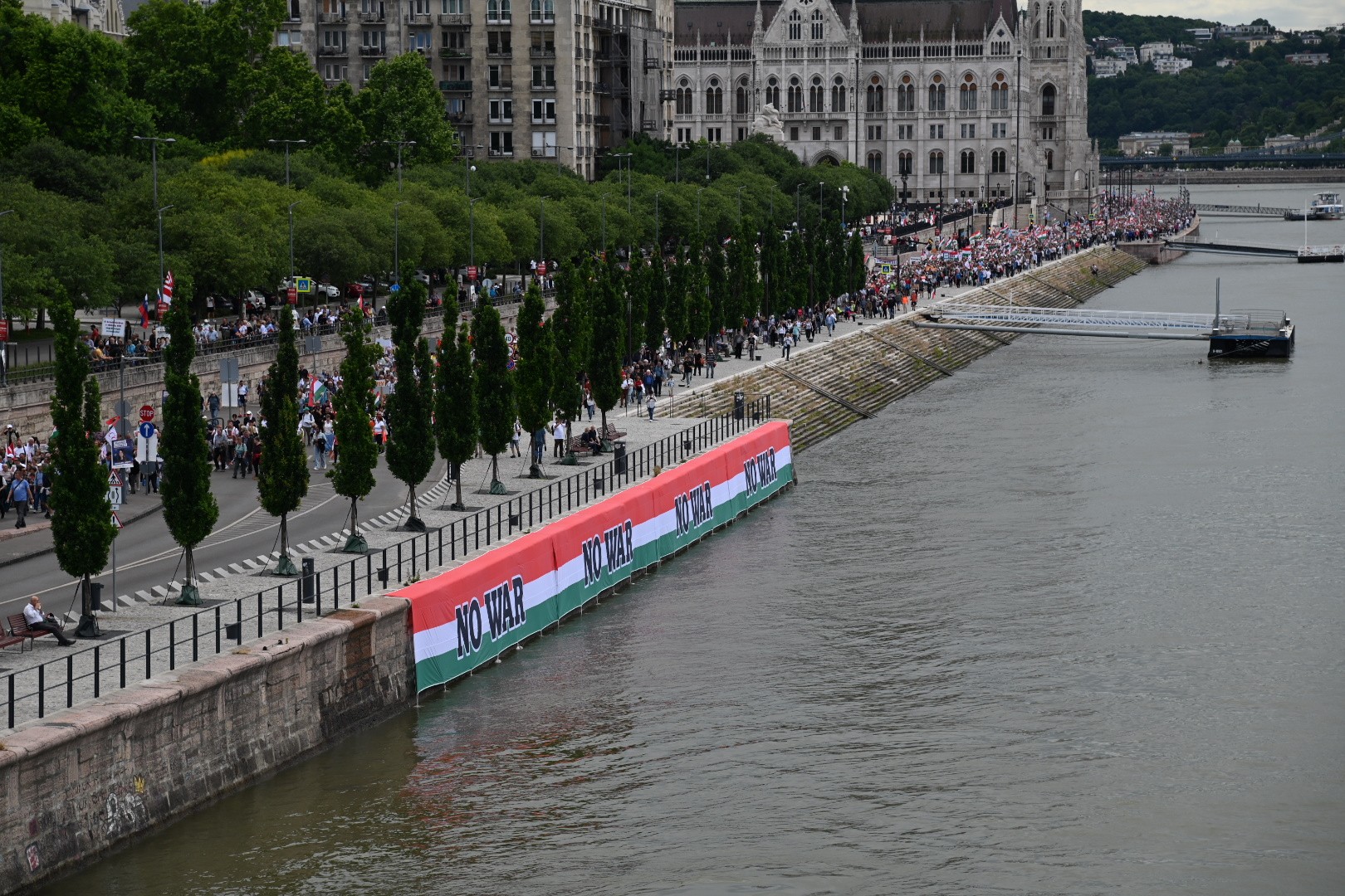 „No War" az Országház alatt: Kormánypárti békemenet, Budapest, 2024. június 1. (Fotó: Szappanos Veronika/SZMSZ)