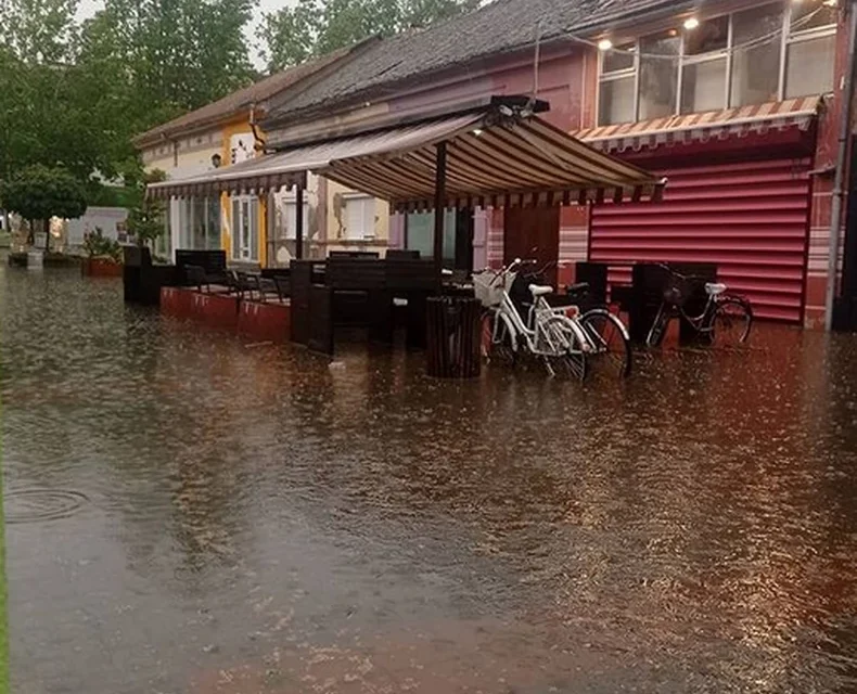 Elöntötte a víz a palánkai Gimnáziumot (Fotók+videók)