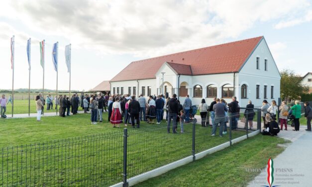 Hadházy: A Bethlen Gábor Alap ellenőrizhetetlenül szórja a pénzt a határon túlra