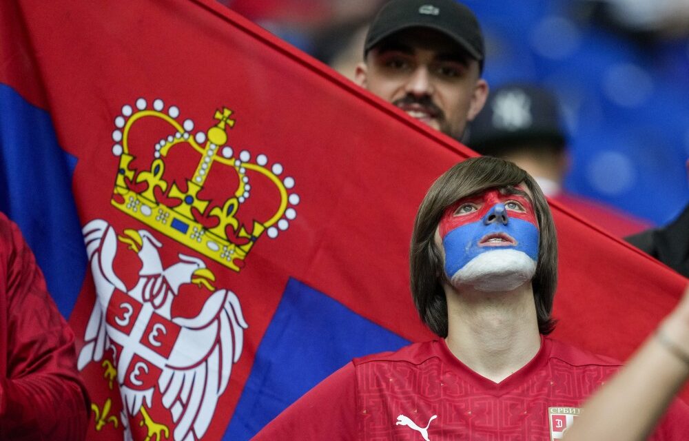 A szerb szurkolók viselkedése miatt eljárást indított az UEFA