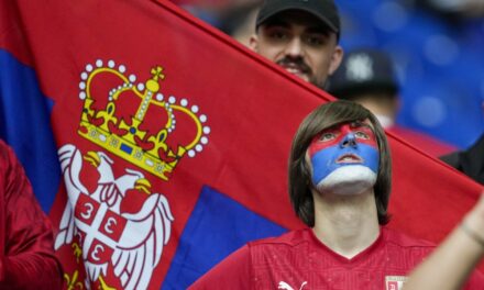 A szerb szurkolók viselkedése miatt eljárást indított az UEFA