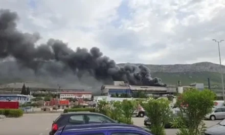 Hatalmas tűz ütött ki Split mellett (Videó)
