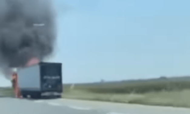 Kigyulladt egy kamion az autópályán (Videóval)