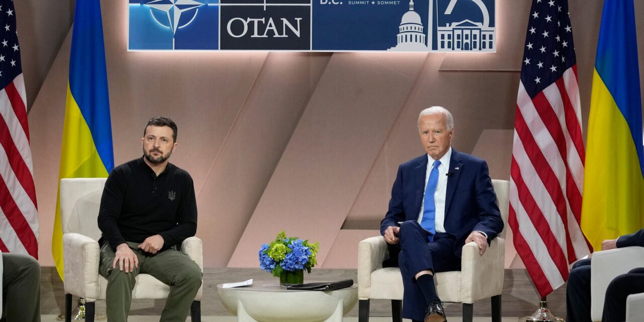 Biden Putyinnak nevezte a mellette álló Zelenszkijt