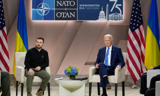 Biden Putyinnak nevezte a mellette álló Zelenszkijt