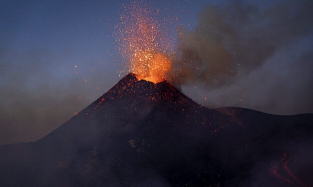 Látványos kitöréseket produkál az Etna (Videó)