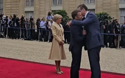 Macron és felesége fogadta a Párizsba érkező Vučićot