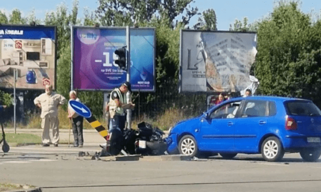 Mentők vitték el a motorost