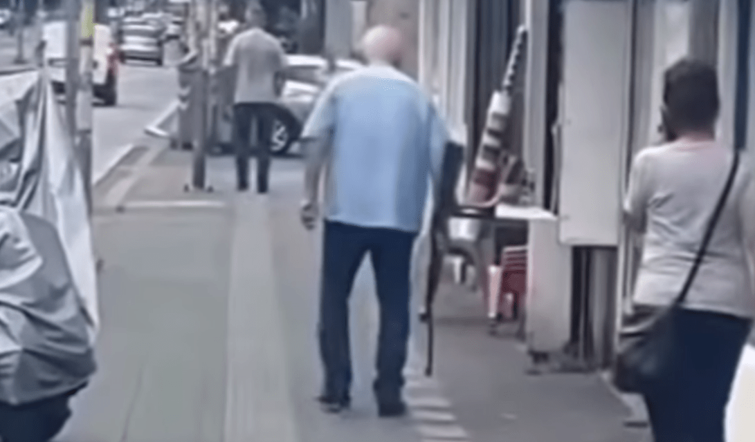 Puskával a kezében sétált egy idős férfi a sugárúton (Videóval)
