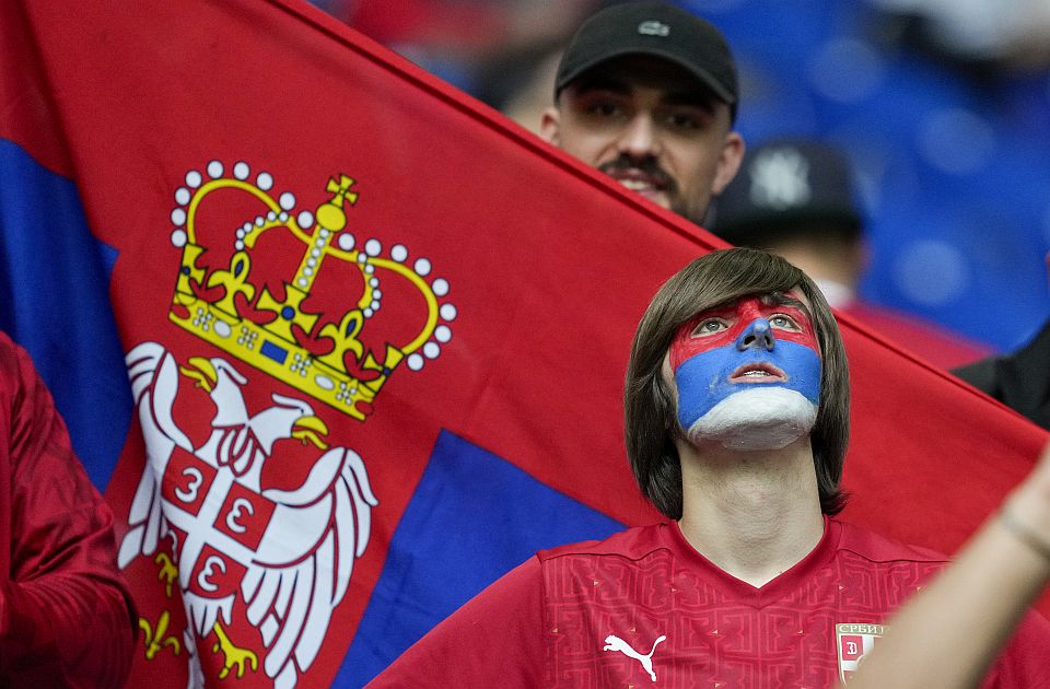 Az UEFA Szerbiát és Magyarországot is harmincezer euróra büntette a szurkolók viselkedése miatt