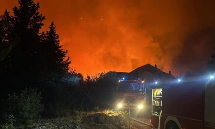 Podgorában már evakuálták a lakosokat, tovább küzdenek a tűzoltók a lángokkal