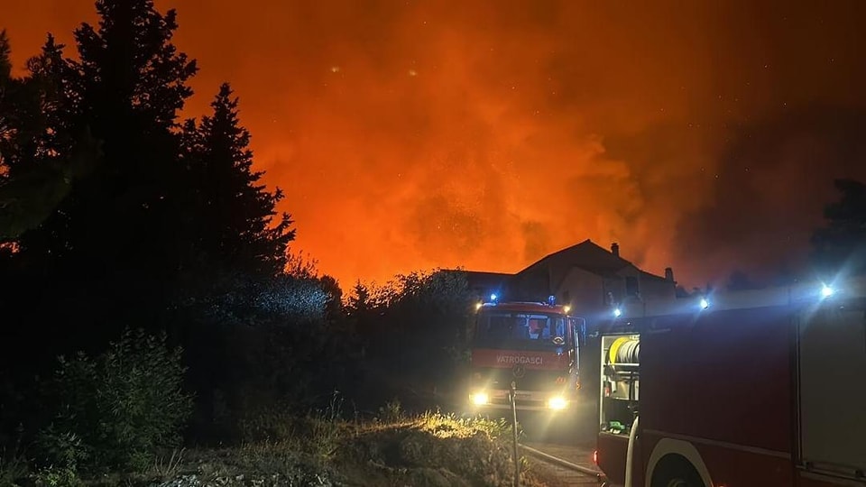 Hatalmas tűz Dalmáciában, négy kilométer hosszan lángol a tengerpart