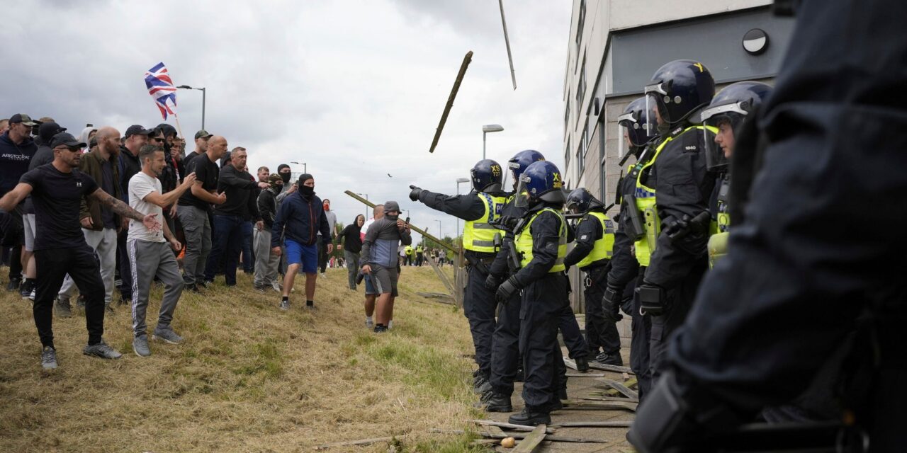 Zavargásokba torkollott egy bevándorlásellenes tüntetés Nagy-Britanniában