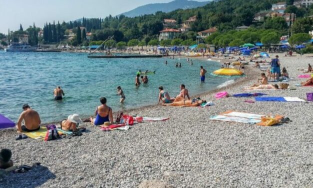 Még mindig tilos a fürdés a horvát strandon