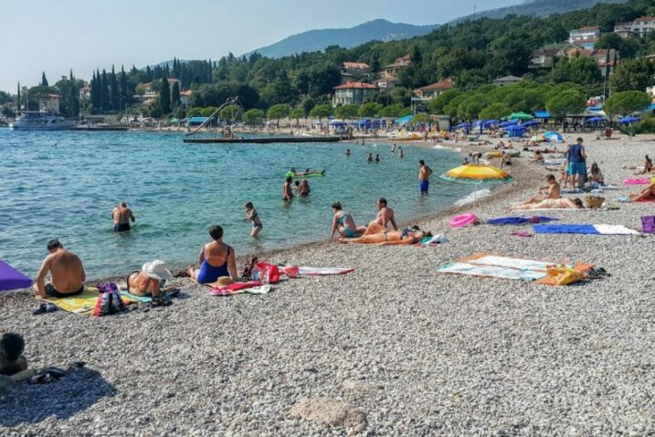 Még mindig tilos a fürdés a horvát strandon