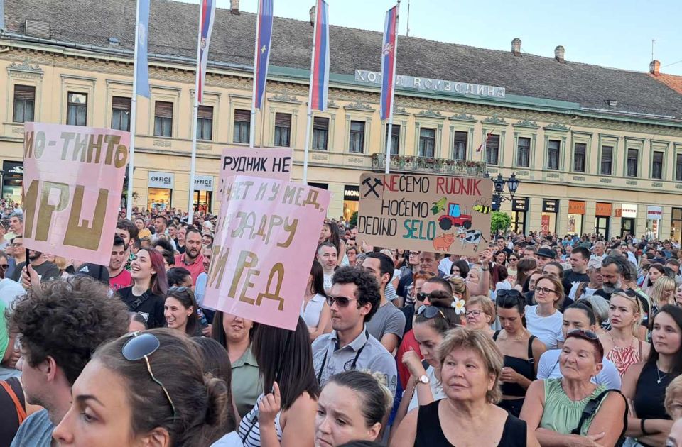 „A Nyugat a gazdasági érdekek miatt szemet huny a Szerbiában zajló dolgok felett”