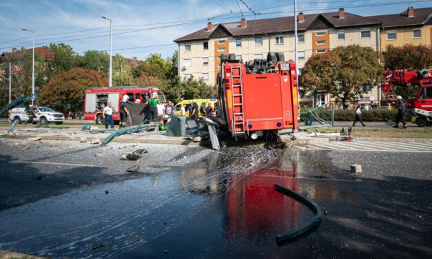 Felborult és letarolt egy villamosmegállót egy tűzoltóautó Szegeden (Fotók)