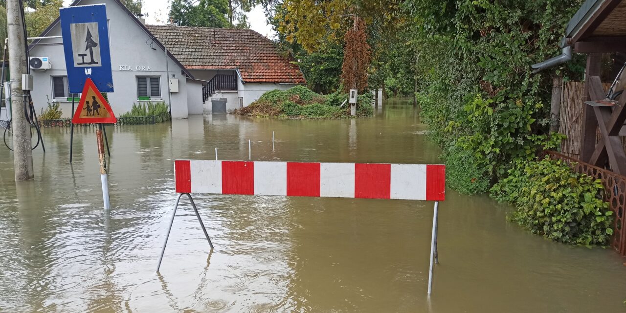 Így tetőzik a Duna Bezdánnál (Galéria)