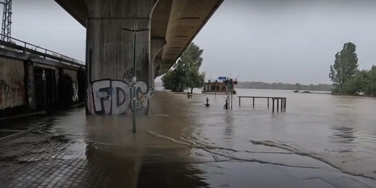 Elöntötte az autópályát a víz Bécsnél, már kelet felé sem lehet elhagyni a várost