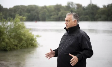 Orbán minden nemzetközi programját lemondta az árvíz miatt