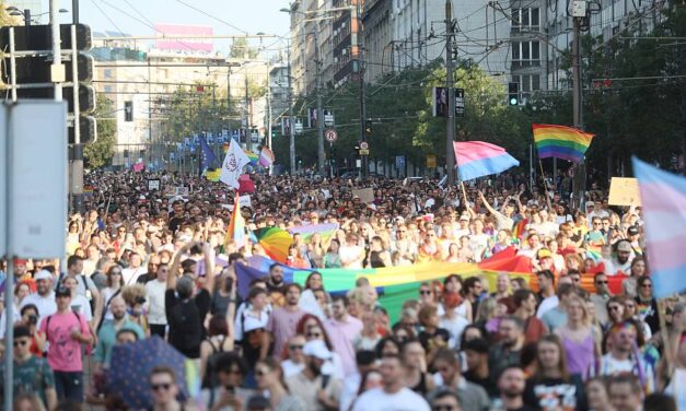 Két fiatal férfi eljegyzésével zárult a büszkeségnapi felvonulás