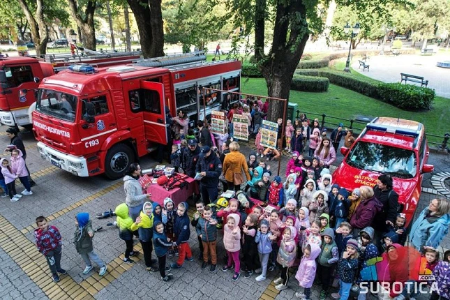 Tűzoltó-bemutatót tartanak Szabadkán a Városháza előtt