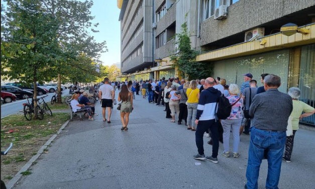 Megint magasabb villanyszámlát kaptak, hatalmas sorok kígyóznak a szolgáltató előtt