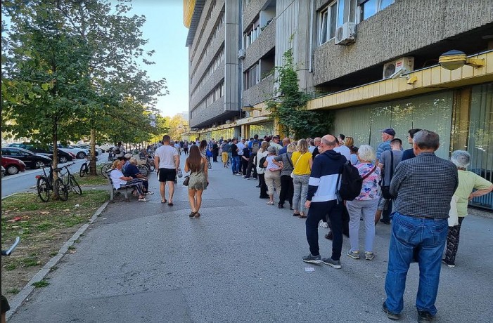 Megint magasabb villanyszámlát kaptak, hatalmas sorok kígyóznak a szolgáltató előtt