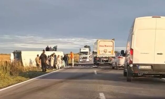 Egy ember meghalt, harminchatan megsérültek a buszbalesetben