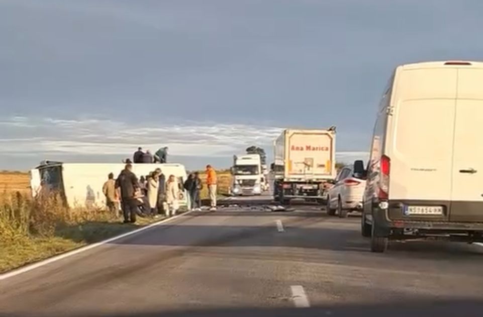 Egy ember meghalt, harminchatan megsérültek a buszbalesetben