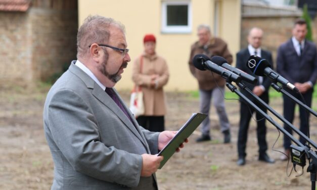 Nemzeti emléknapunkon ki határozza meg, ki koszorúzhat és ki nem?