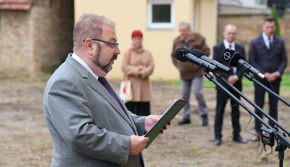 Nemzeti emléknapunkon ki határozza meg, ki koszorúzhat és ki nem?