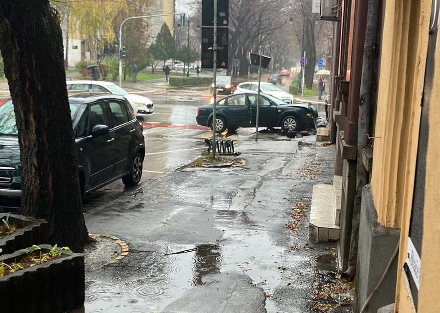 Háznak csapódott egy autó Szabadka központjában