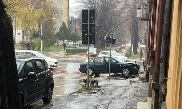 Háznak csapódott egy autó Szabadka központjában