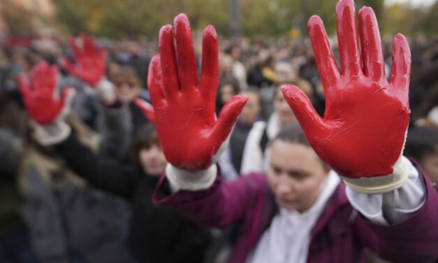 „Ti, akik apró érdekeiktek miatt csatlakoztatok a párthoz, hagyjátok el a süllyedő hajót!”