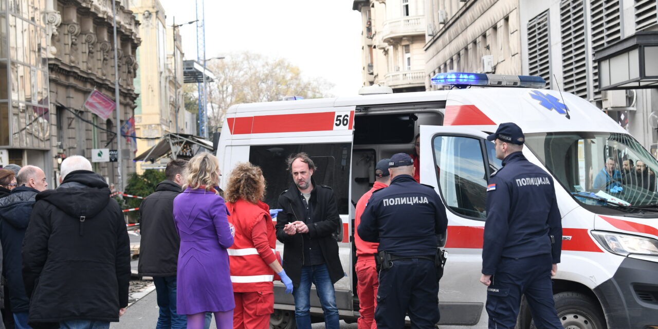 Autó hajtott a gyászolók közé, incidensek voltak országszerte, többen megsérültek (Videó)