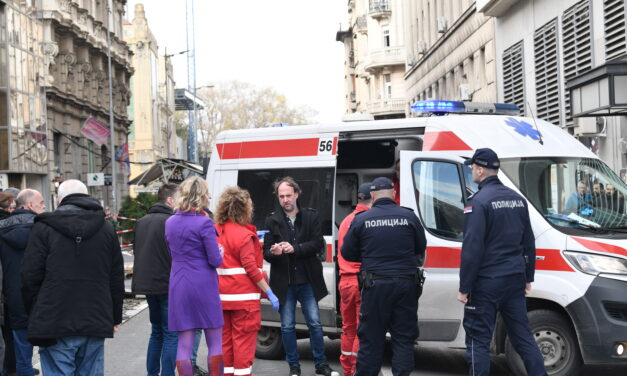 Autó hajtott a gyászolók közé, incidensek voltak országszerte, többen megsérültek (Videó)