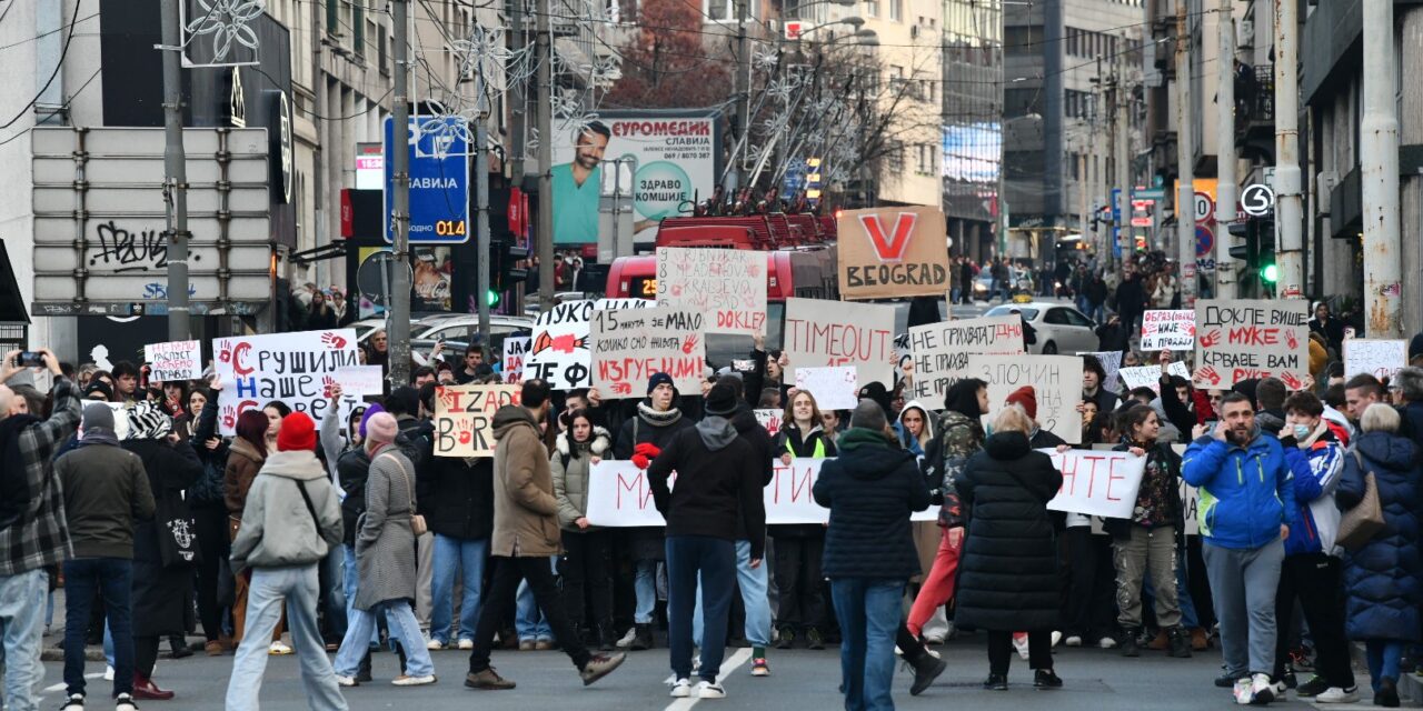 Nagy tömegtüntetés volt vasárnap Belgrádban