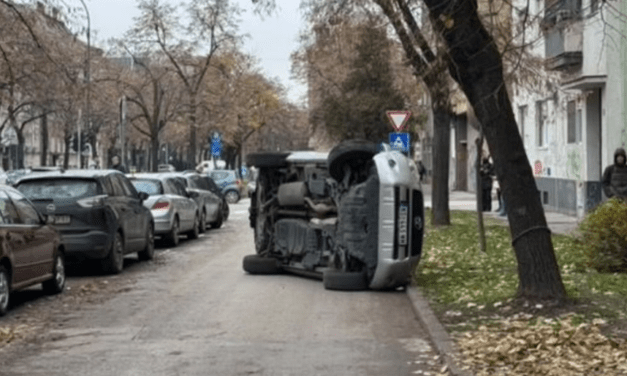 Felborult a nagy sebességgel karambolozó autó, a benne ülők kimásztak és elszöktek