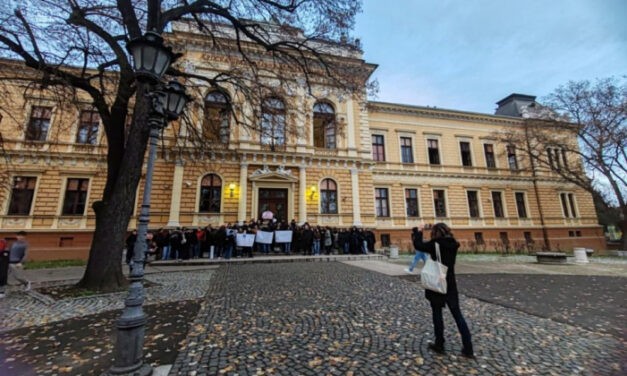 Blokád a Jovan Jovanović Zmaj Gimnáziumban, az igazgató térdre borulva imádkozik az udvaron