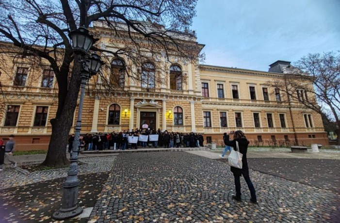 Blokád a Jovan Jovanović Zmaj Gimnáziumban, az igazgató térdre borulva imádkozik az udvaron