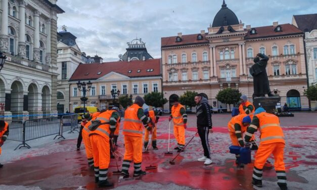 Villámgyorsan tisztították meg az újvidéki Szabadság teret a vörös festéktől