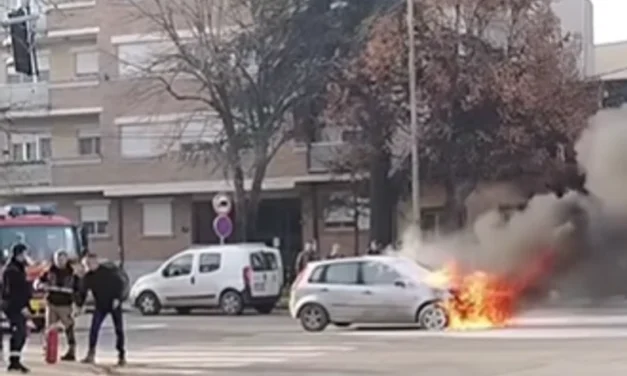 Az útkereszteződésben csaptak fel a lángok az autó motorteréből (Videó)